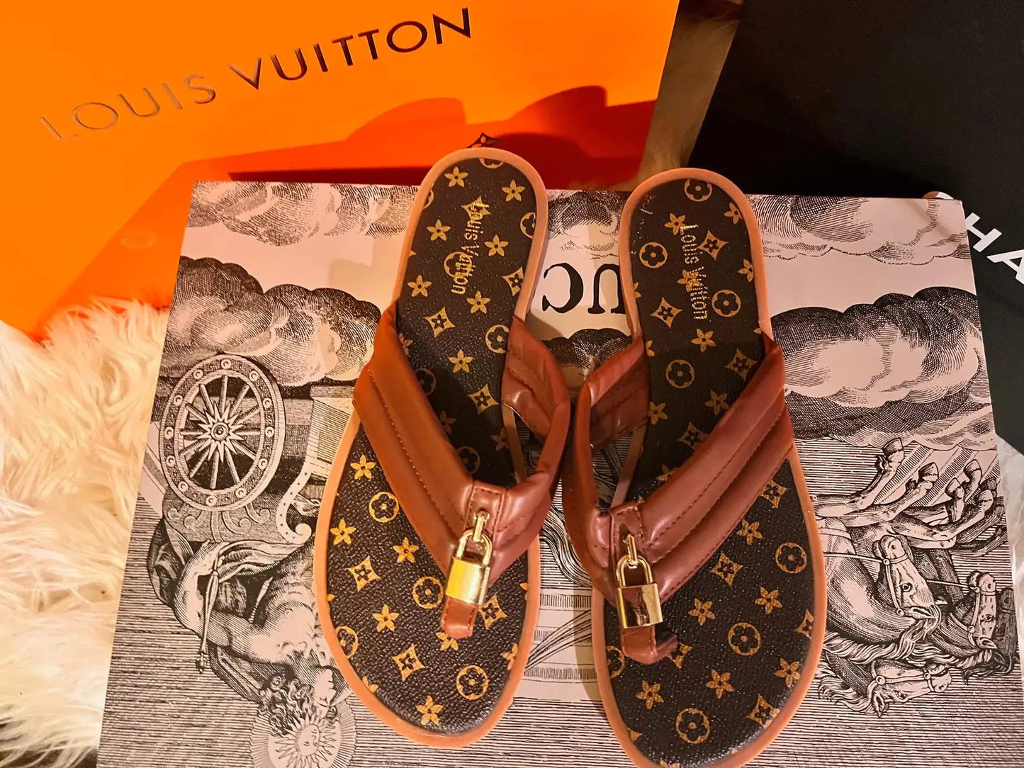 Fashion Design Thong Sandals with Lock