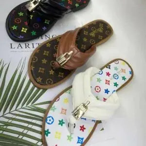 Fashion Design Thong Sandals with Lock